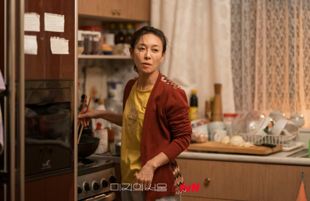 7 Rasa Bersalah Kim Ok Hui Terhadap Mi Ji dan Mi Rae di Drakor Our Unwritten Seoul