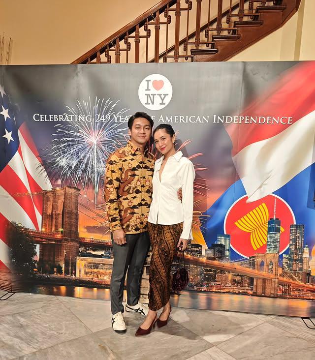 Potret Mikha Tambayong dan Deva Mahenra di HUT Kemerdekaan Amerika di Jakarta