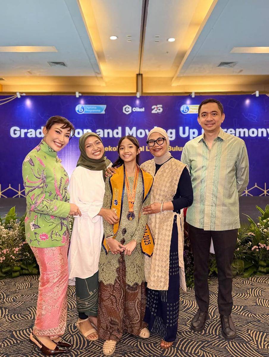potret acara kelulusan SD Aqilah anak Ayu Dewi (instagram.com/mrsayudewi)