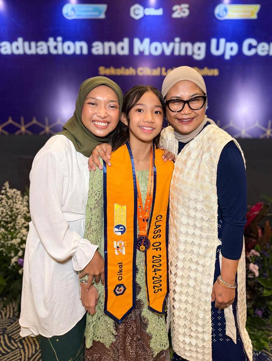 potret acara kelulusan SD Aqilah anak Ayu Dewi (instagram.com/mrsayudewi)