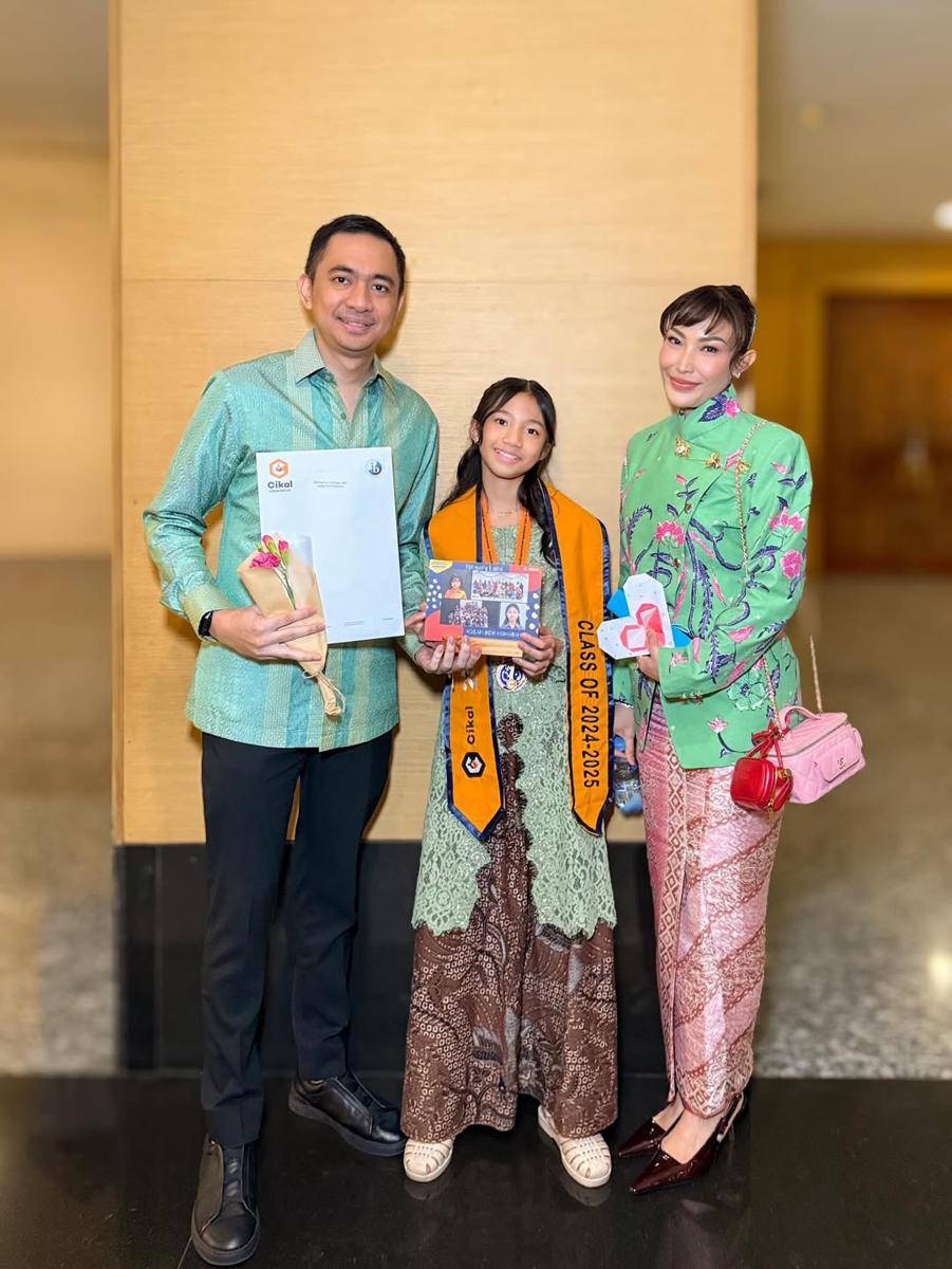 potret acara kelulusan SD Aqilah anak Ayu Dewi (instagram.com/mrsayudewi)