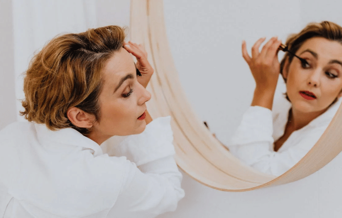 ilustrasi memakai maskara