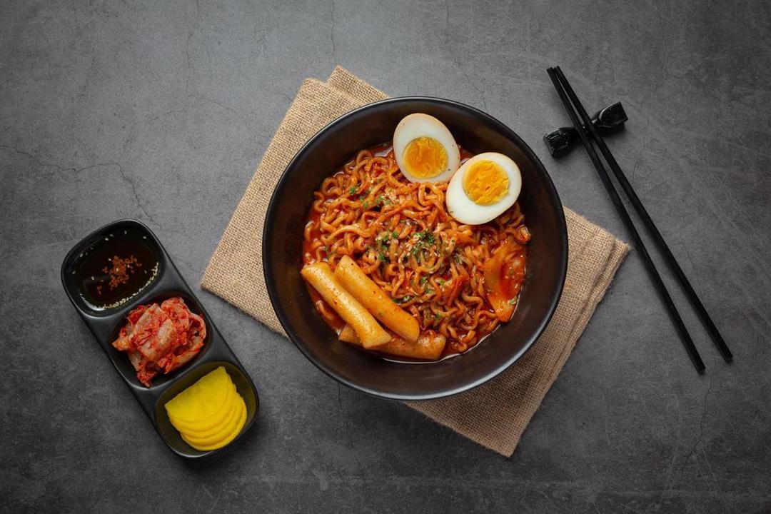 Mengapa Tokoh Drakor Selalu Makan Ramyeon Tengah Malam?