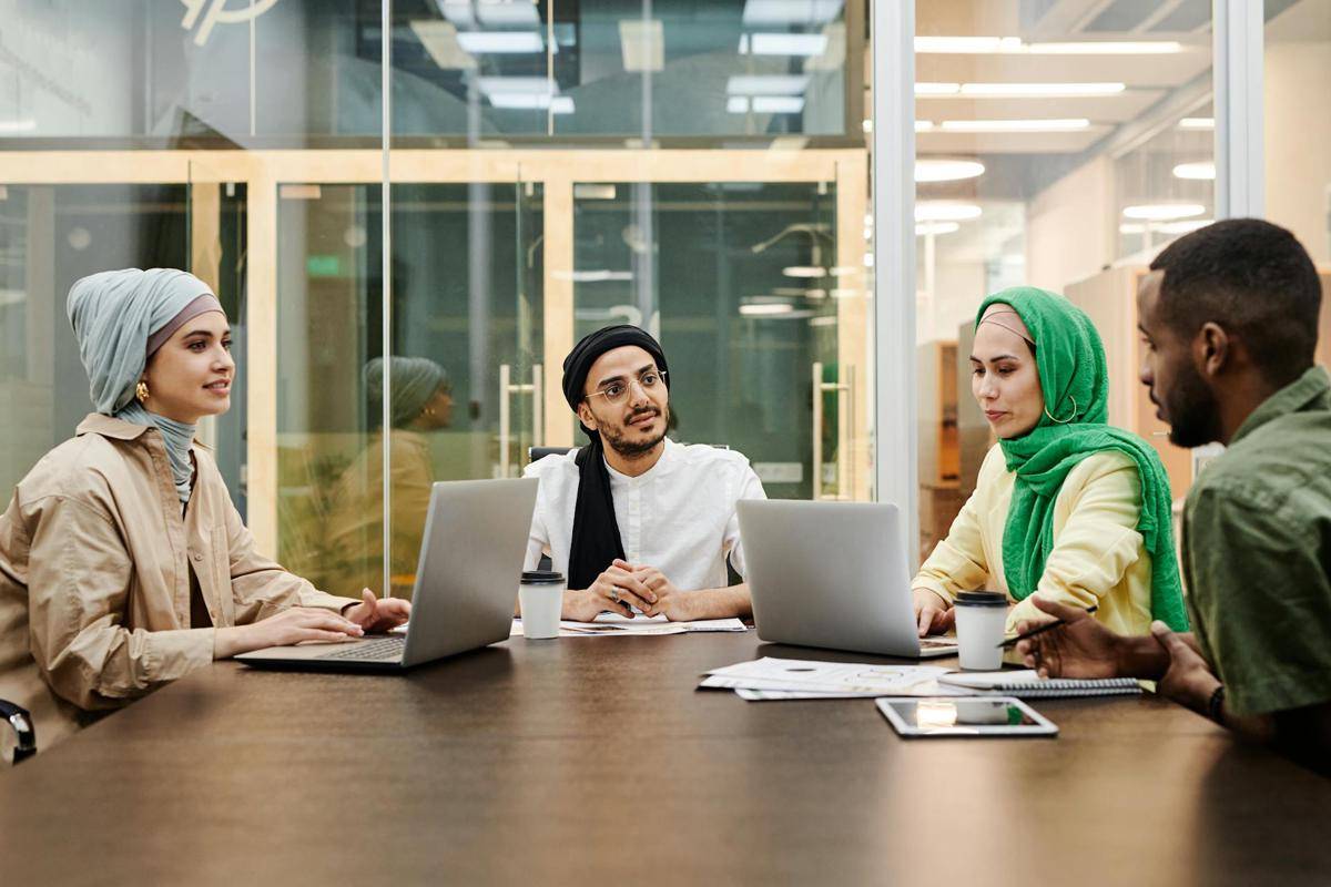 ilustrasi suasana kerja di kantor (pexels.com/Edmond Dantès)