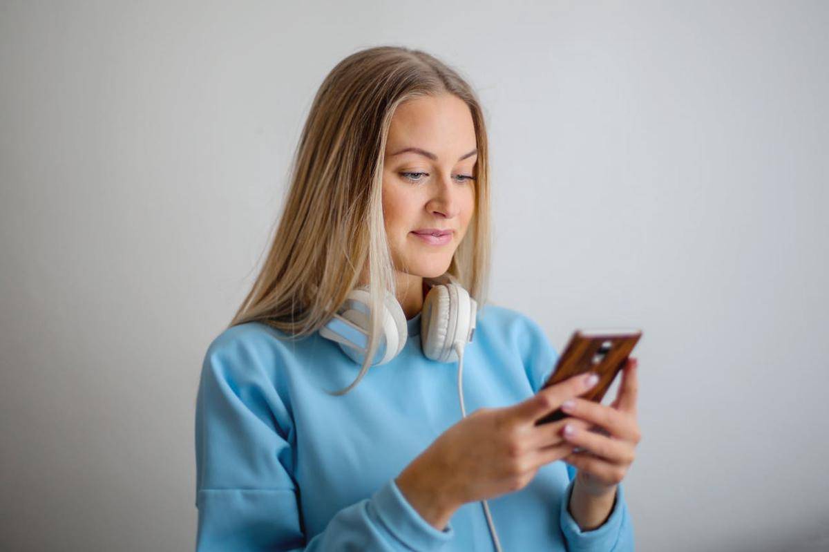 ilustrasi menggunakan gadget (pexels.com/Andrea Piacquadio)