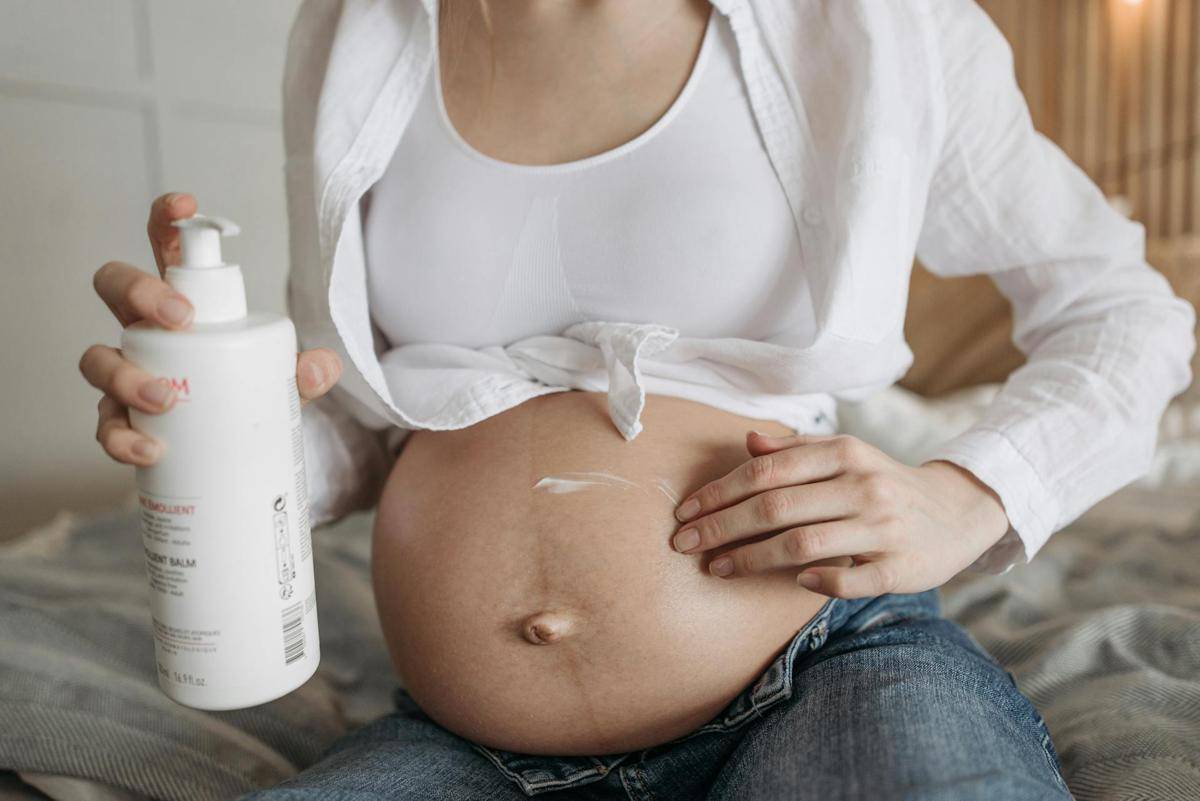 ilustrasi ibu hamil mengoleskan losion anti stretch mark (pexels.com/Pavel Danilyuk)