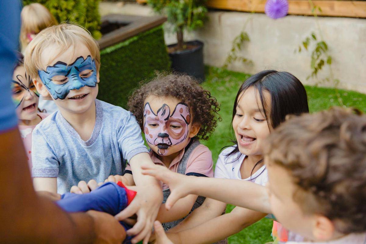 ilustrasi melukis wajah saat playdate (pexels.com/RDNE Stock project)