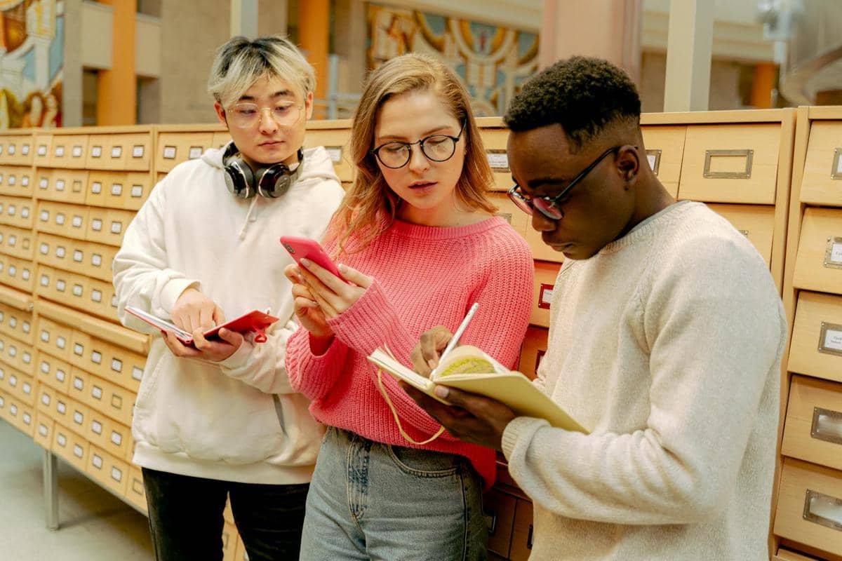 Ilustrasi belajar bersama teman