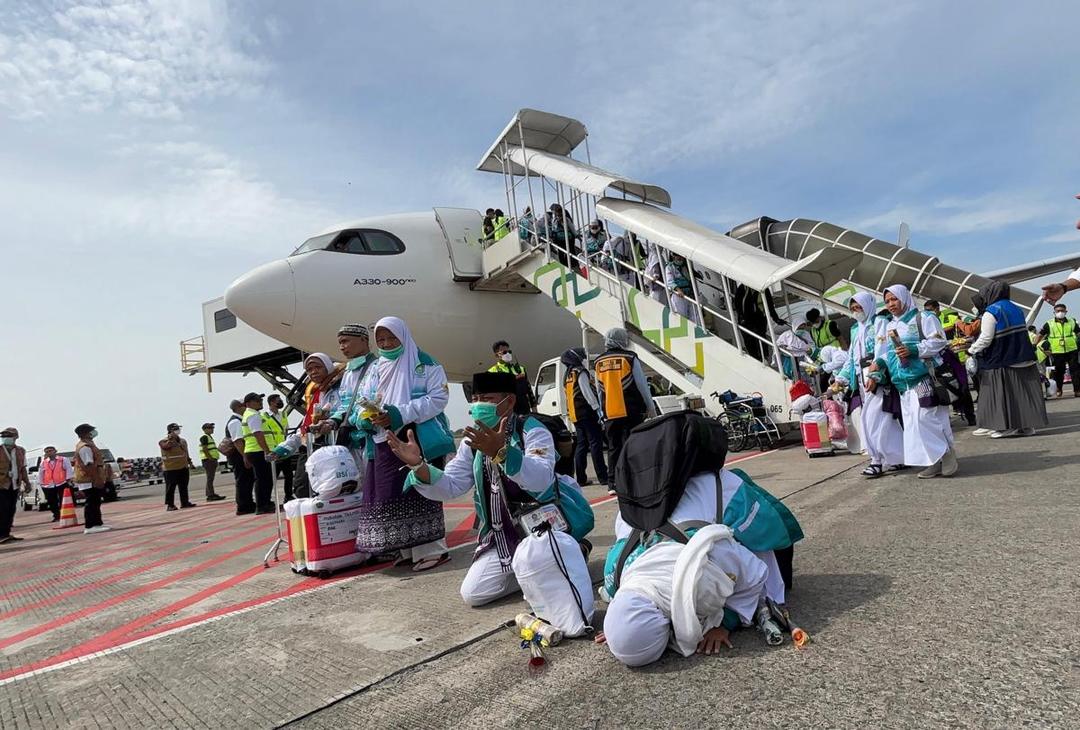 Tiba di Tanah Air, Jemaah Haji Asal Purbalingga Langsung Sujud Syukur di Appron Bandara Adi Soemarmo