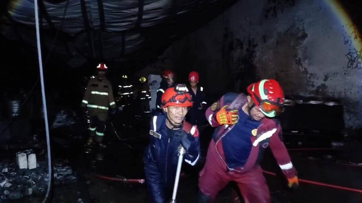 Kebakaran gudang bahan kimia di Makassar, Kamis (12/6/2025)/Istimewa