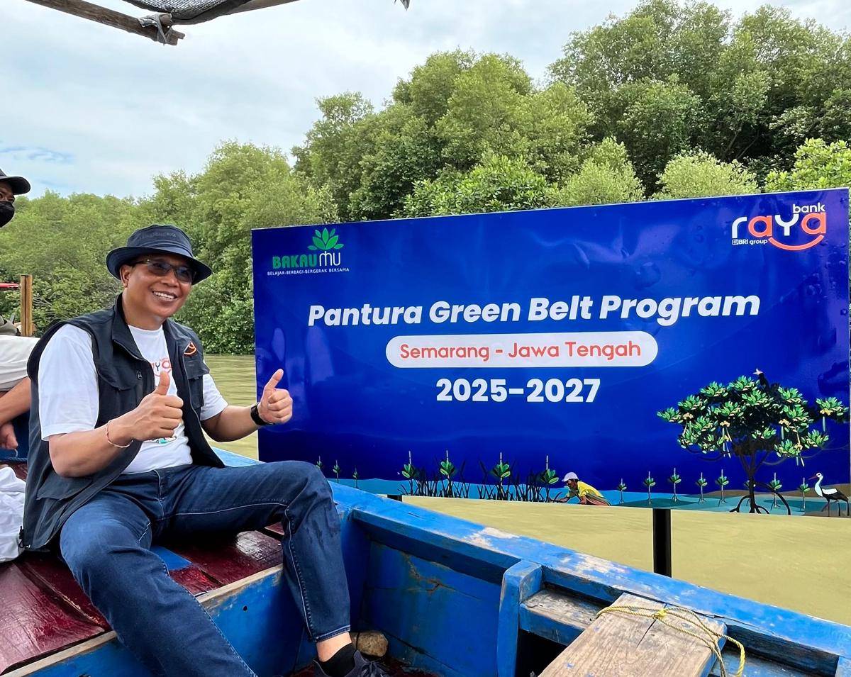 Direktur Utama Bank Raya, Ida Bagus Ketut Subagia saat penanaman simbolis di Pantai Mangunharjo Semarang. (Dok. Bank Raya)