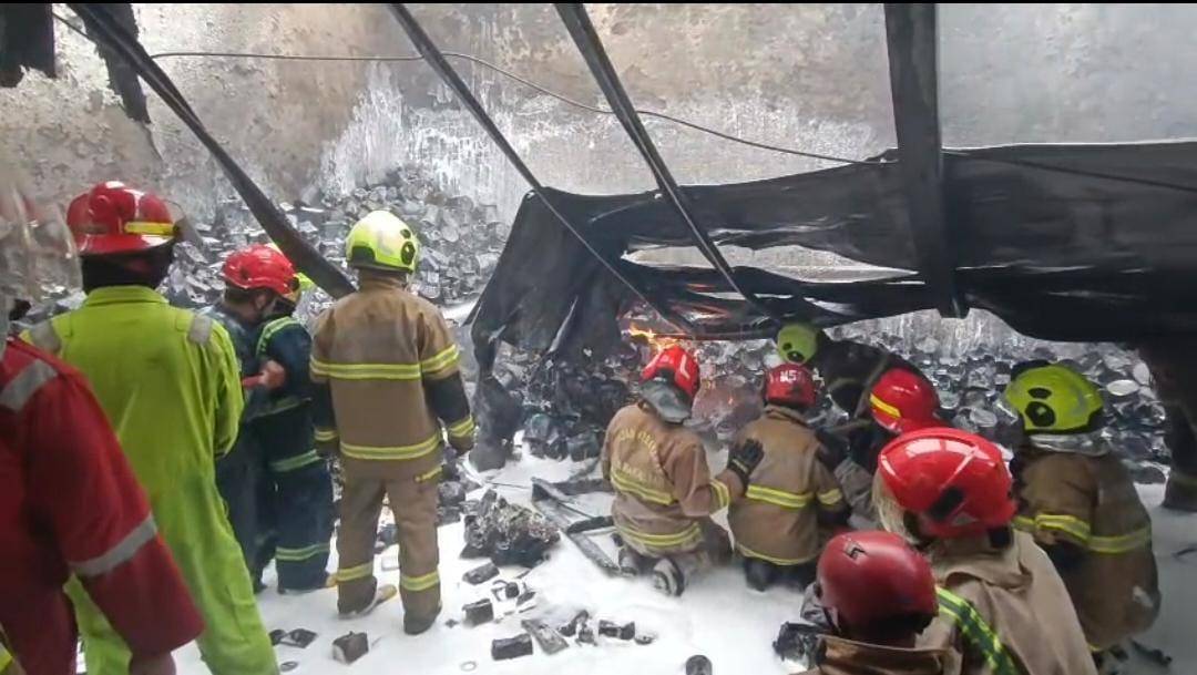 Kebakaran gudang bahan kimia di Makassar, Kamis (12/6/2025)/Istimewa