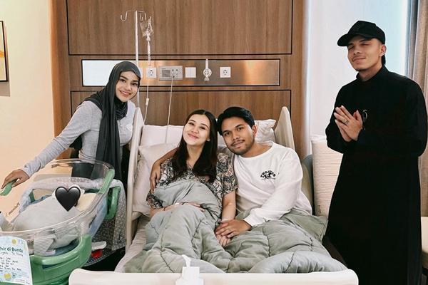 Potret Perdana Atta dan Aurel Jenguk Baby Arash, Resmi Punya Ponakan!