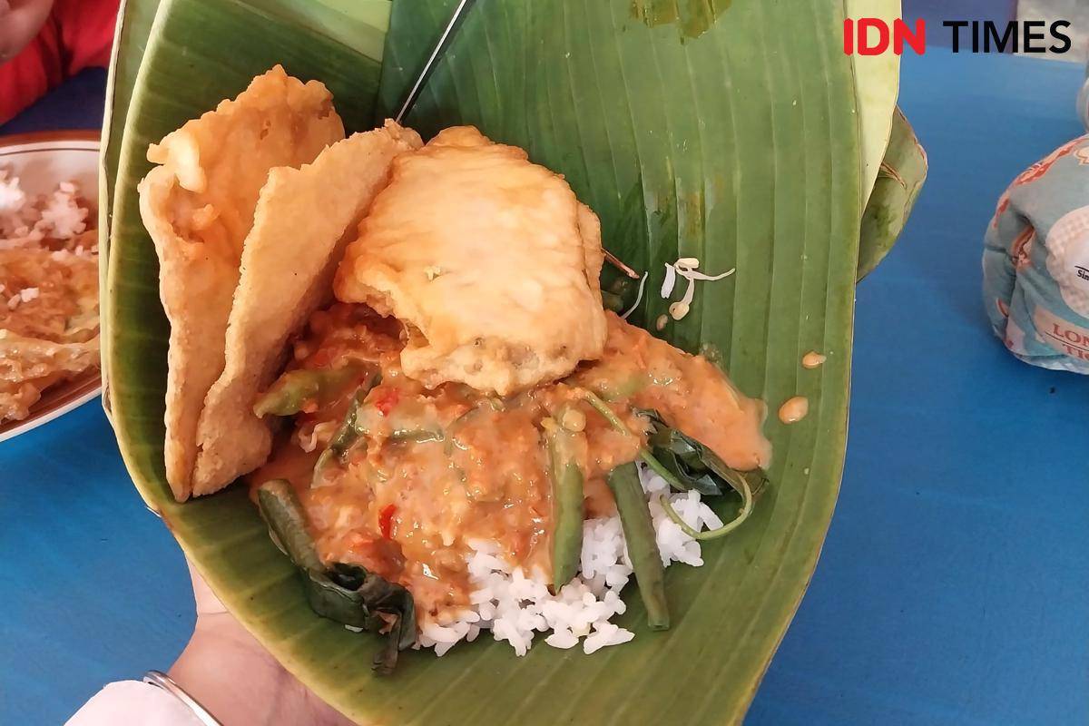 Potret nasi pecel khas Madiun (IDN Times/Fasrinisyah Suryaningtyas)
