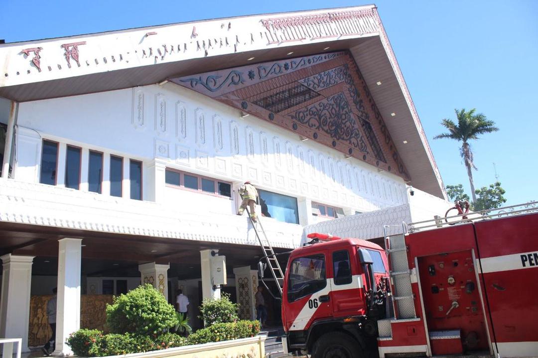 Sempat Terdengar Ledakan sebelum Ruangan di Gedung Utama DPR Aceh Terbakar