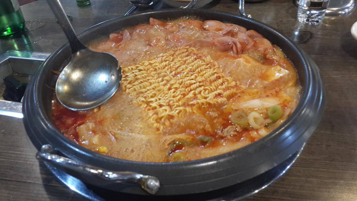 ilustrasi budae jjigae (commons.wikimedia.org/Mar del Este)
