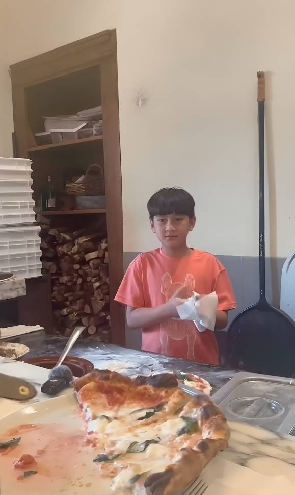 Rafathar dan Rayyanza belajar bikin pizza di Italia (instagram.com/raffinagita1717)