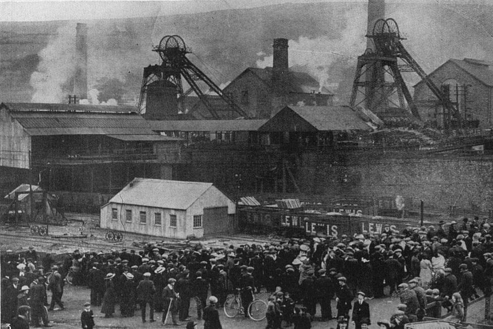 kerumunan orang setelah terjadinya ledakan yang menghancurkan peralatan tambang dan membakar separuh tambang di Universal Colliery (commons.wikimedia.org/Illustrated London News/Bureau and Record Press)