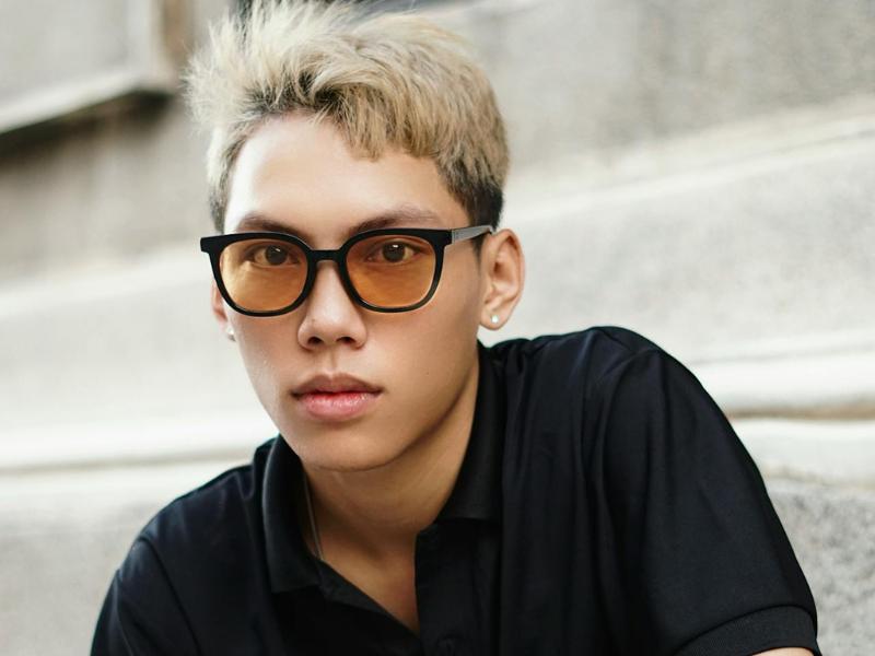 5 Bentuk Kacamata Pria yang Cocok untuk Wajah Lonjong, Tampil Lebih Bergaya!