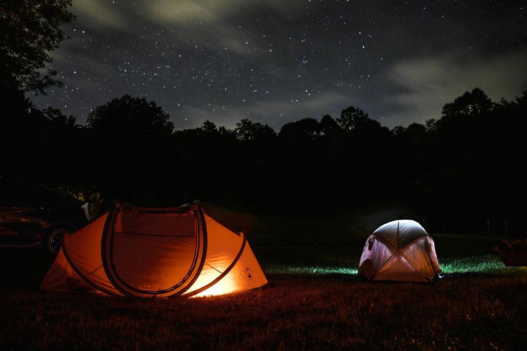 4 Aktivitas Seru di Malam Hari saat Berkemah, Jangan Langsung Tidur!