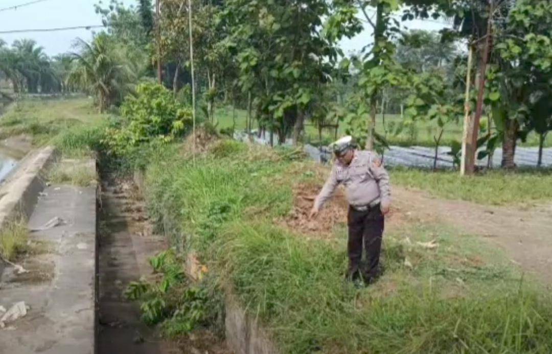 Polisi mendatangi TKP kecelakaan tunggal di saluran irigasi Desa Sumber Suko, Kecamatan Belitang. (Dok. Polres OKI Timur)