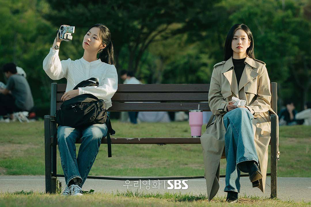 Lee Da Eum (Jeon Yeo Been) dan Chae Seo Young (Lee Seol) di drakor Our Movie (instagram.com/sbsdrama.official)