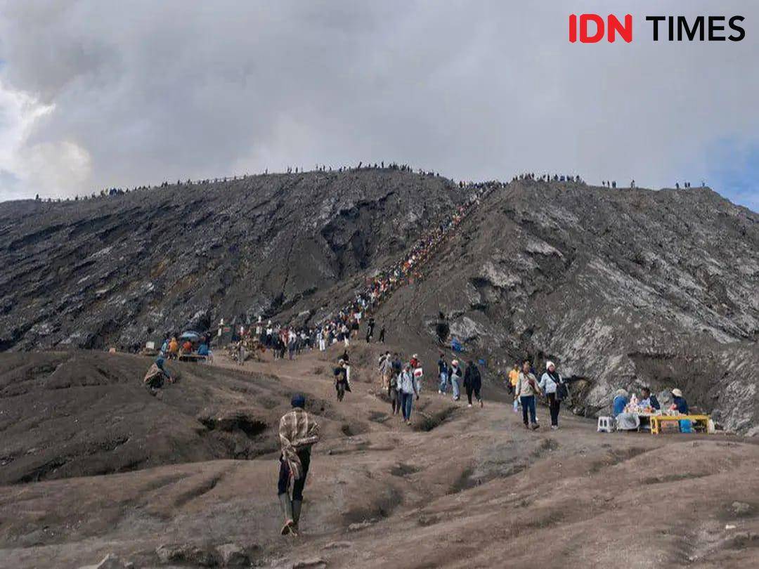 Panorama Gunung Bromo dan Semeru. (IDN Times/Ahnaf Lentera Jagad)