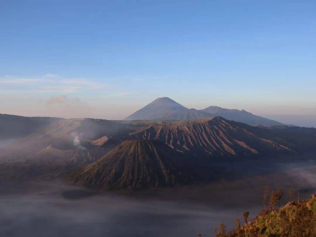 Panorama Gunung Bromo dan Semeru. (IDN Times/Ahnaf Lentera Jagad)