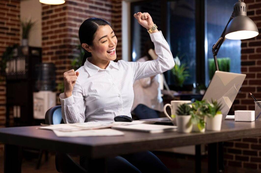 Senang Bekerja (freepik.com/DC Studio) 