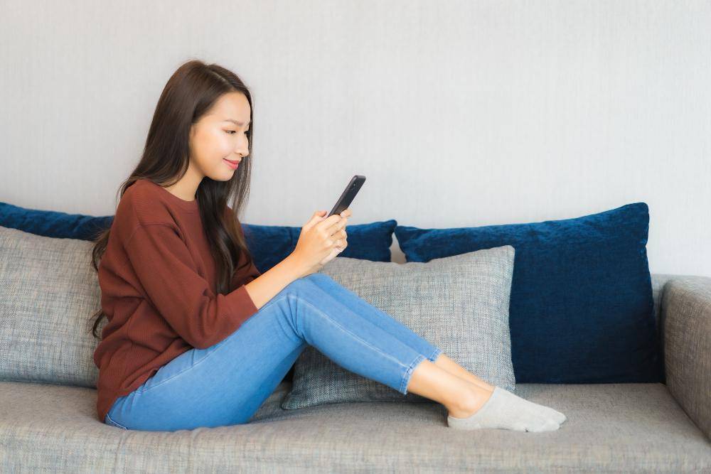 ilustrasi perempuan menggunakan handphone (freepik.com/lifeforstock)