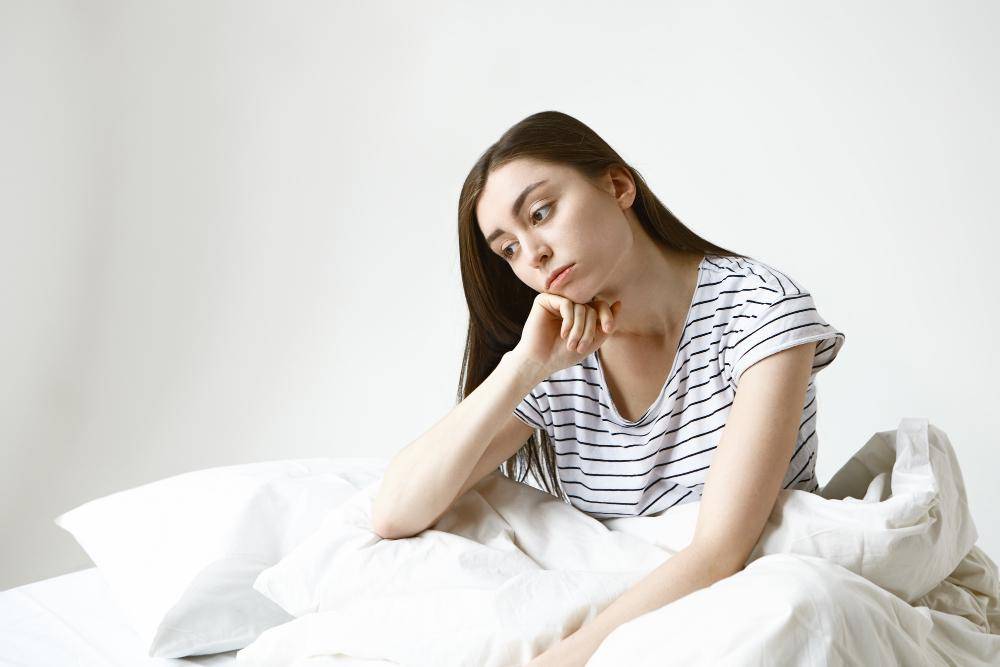 ilustrasi perempuan susah tidur (freepik.com/karlyukav)