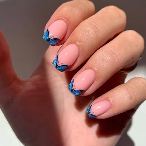 nail art bertema kupu-kupu (instagram.com/scratchmagazine)