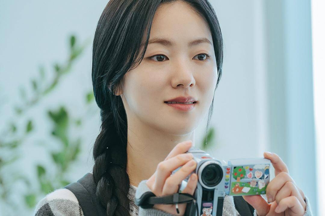 Lee Da Eum (Jeon Yeo Bin) dalam drakor Our Movie (dok. Disney+ Hotstar/Our Movie)