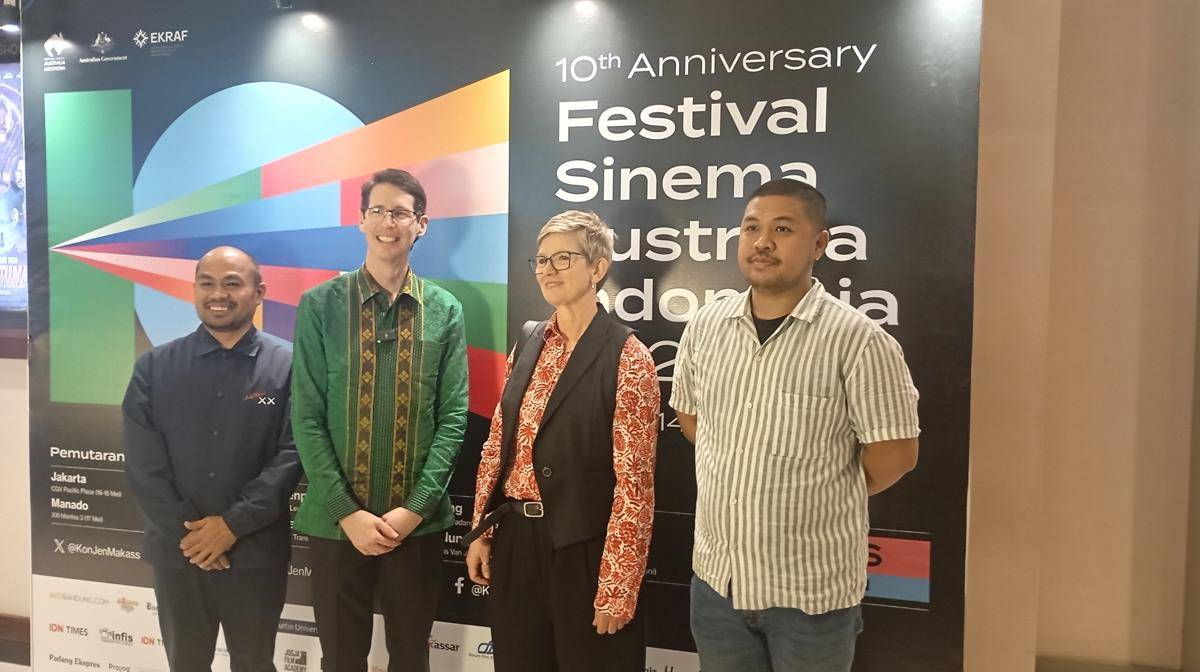 Kadis Pariwisata Makassar Muhammad Roem (paling kiri), Konjen Australia di Makassar Todd Dias (kedua dari kiri), Associate Professor Deakin University yakni Victoria Duckett (kedua dari kanan) dan sineas Makassar Khozy Rizal (paling kanan) dalam pembukaan Festival Sinema Australia Indonesia (FSAI) 2025 di Kota Makassar pada Jumat 13 Juni 2025. (IDN Times/Achmad Hidayat Alsair)