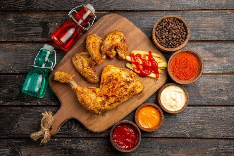 gambar ayam goreng yang sudah diungkep (freepik.com/KamranAydinov)