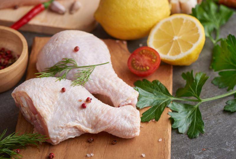 gambar daging ayam (freepik.com/Jcomp)