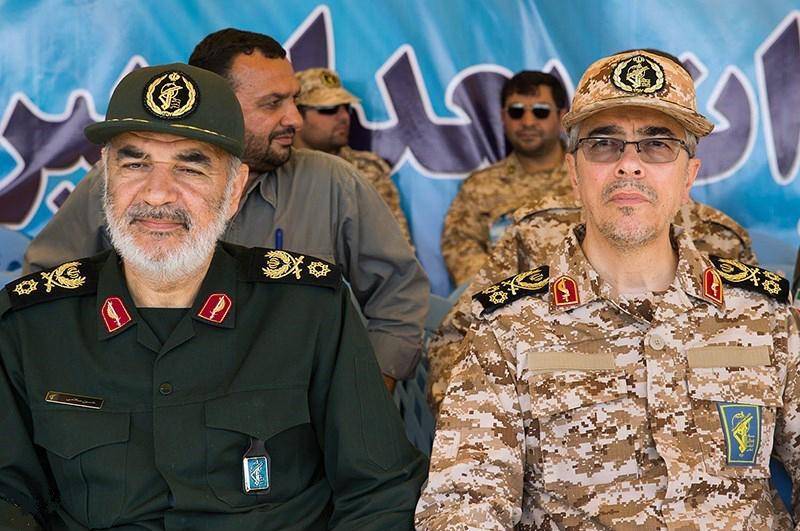 Panglima tertinggi Garda Revolusi Iran, Mayor Jenderal Hossein Salami (kiri) dan mantan Perwira Tertinggi Angkatan Bersenjata Iran, Mayor Jenderal Mohammad Bagheri (kanan). (Tasnim News Agency, CC BY 4.0 <https://creativecommons.org/licenses/by/4.0>, via Wikimedia Commons)