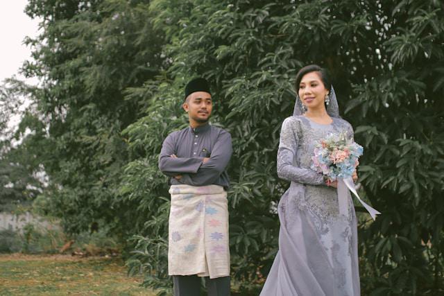 5 Langkah Cara Pakai Sarung Pengantin Pria yang Tepat, Catat Bro!