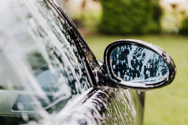 ilustrasi mencuci mobil (pexels.com/Photo By: Kaboompics.com)