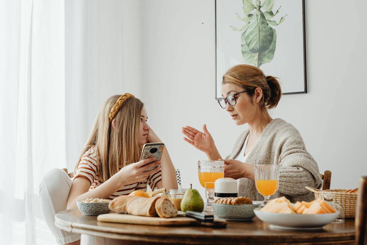 ilustrasi ibu dan anak (pexels.com/Photo By: Kaboompics.com)