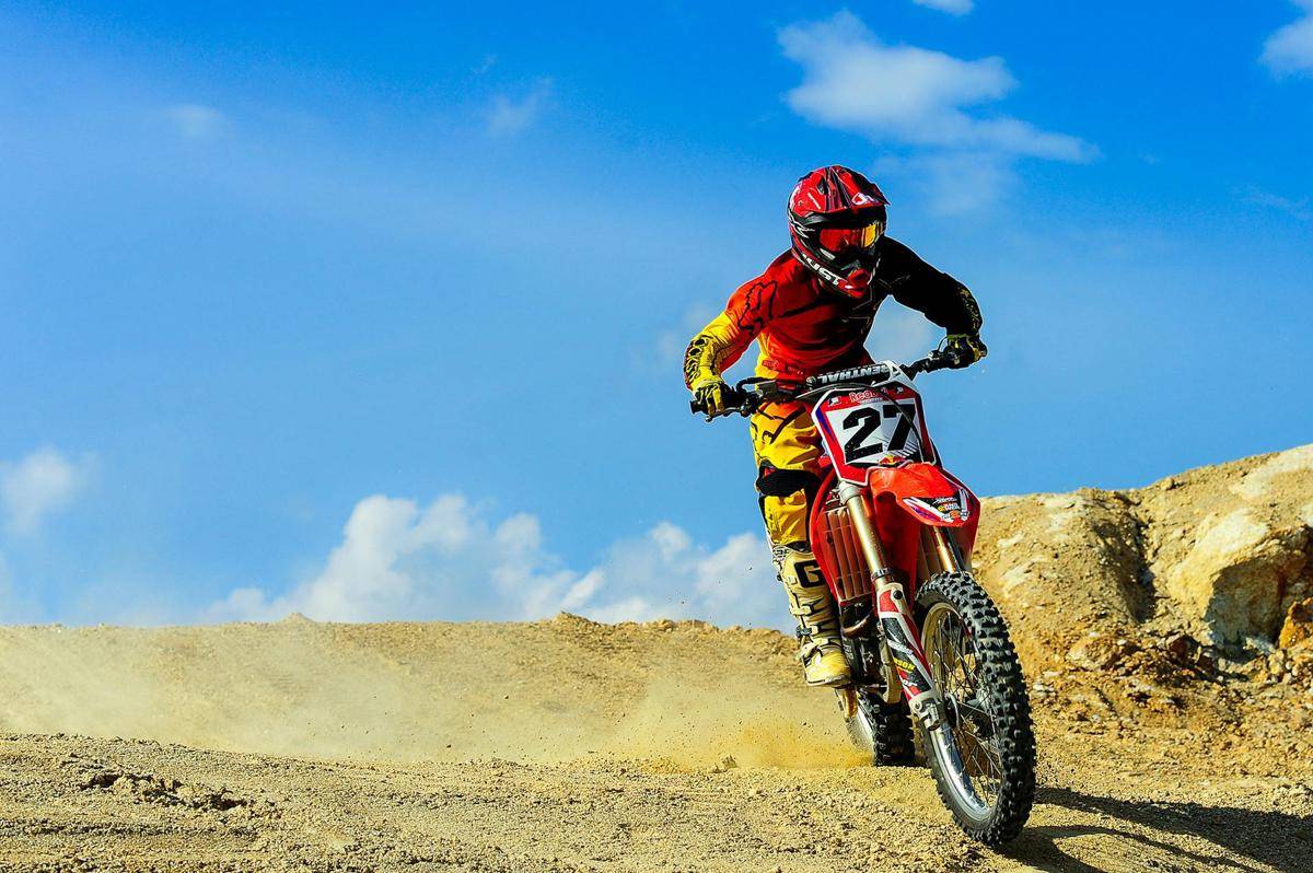 ilustrasi pengendara motor mengenakan helm (pexels.com/punlob)