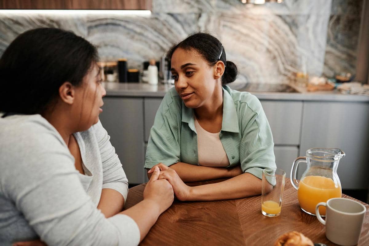 Ilustrasi berbincang dengan sahabat