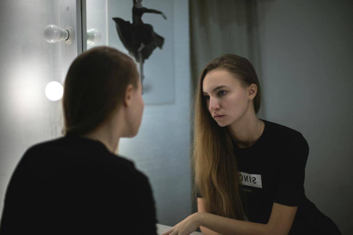 wanita berbaju hitam sedang bercermin (pexels/Ivan Oboleninov)