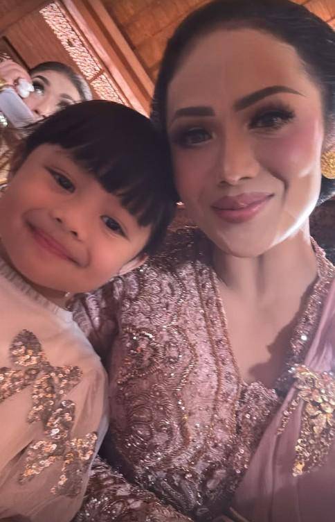 Artis di Pengajian dan Siraman Al Ghazali (Instagram.com/krisdayantilemos)