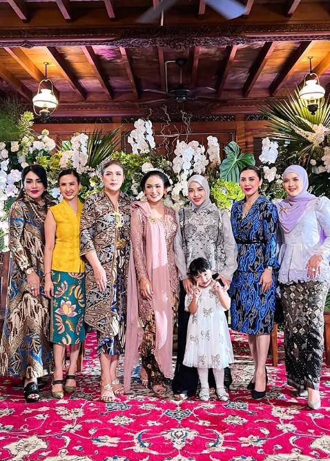 Artis di Pengajian dan Siraman Al Ghazali (Instagram.com/krisdayantilemos)