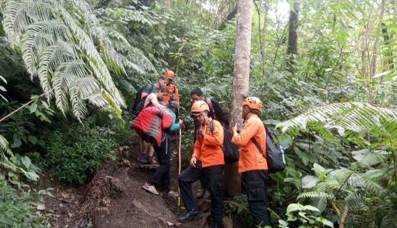 Tim SAR Evakuasi WNA Cedera saat Treking di Gunung Agung