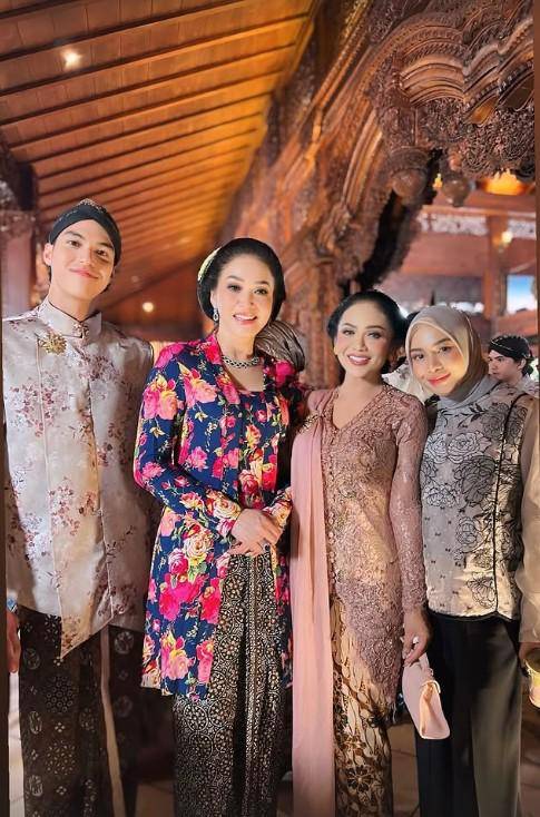 Artis di Pengajian dan Siraman Al Ghazali (Instagram.com/krisdayantilemos)