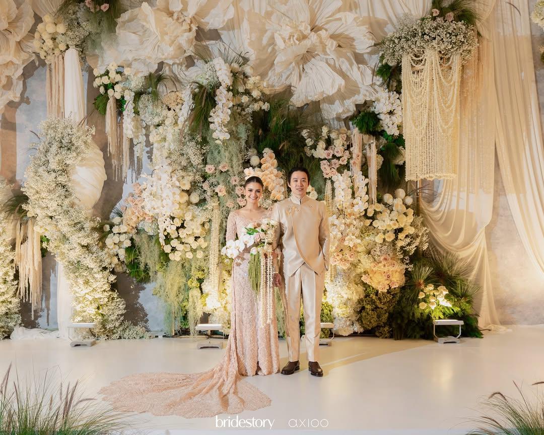 7 Gaya hingga Dekorasi Resepsi Pernikahan Amanda Rawles, Tampil Elegan!