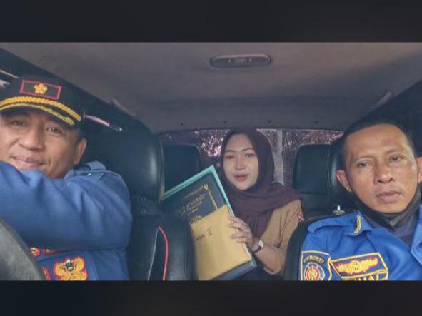 Unik! Pelajar Minta Bantuan Petugas Damkar Lamsel Ambil Rapor ke Sekolah