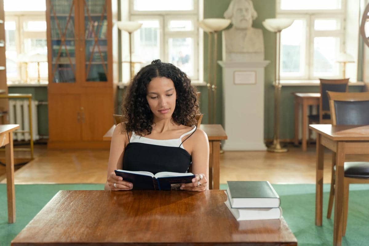 ilustrasi seseorang membaca buku